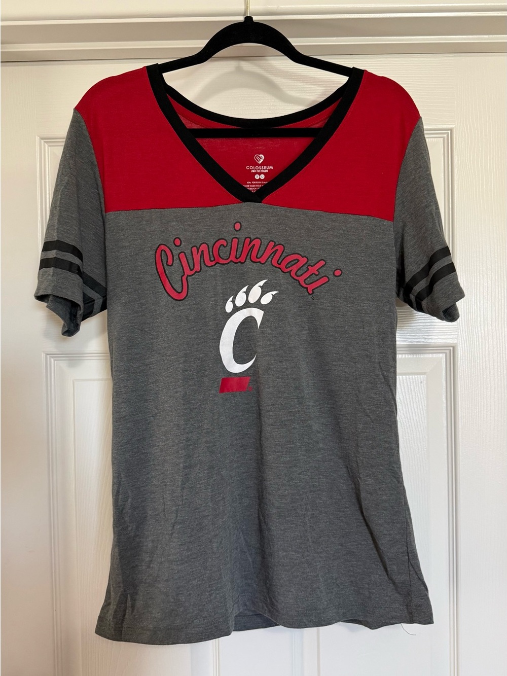 ❤️ Colosseum Cincinnati Bearcats V-Neck Game Day Tee Women’s XL